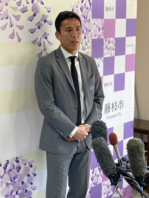 サッカードイツ1部 Eフランクフルトの長谷部誠選手が故郷・藤枝に